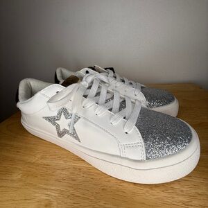Size 9 1/2 NWT No Boundaries Low Star Sneaker